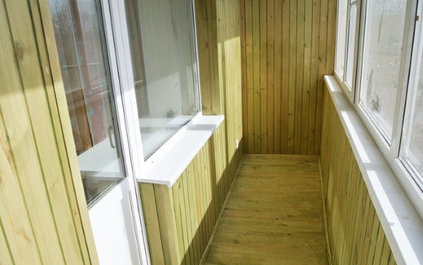 Отделка балкона деревянной вагонкой