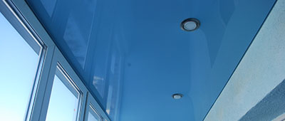 Выполнен монтаж натяжного потолока на балконе или лоджии под ключ в имитирующий ночное небо натяжной с установленным в натяжном потолке точечными светильниками