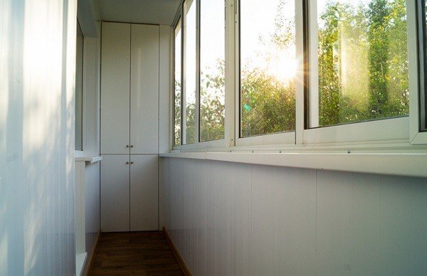 Пластиковые панели на балконе